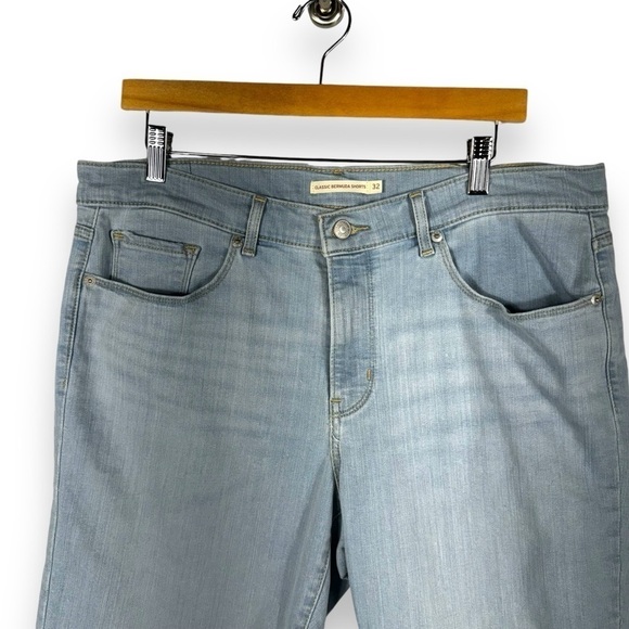Levi's Classic Bermuda Casual Modest Shorts Jorts, Light Wash, Size 32W - Picture 2 of 10